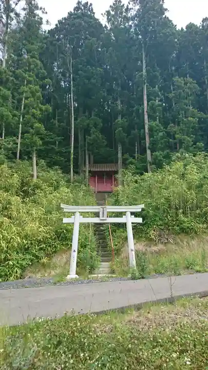 億満稲荷神社の鳥居