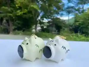 かわいらしい「蚊取り豚のおみくじ」をご用意しました✨
今年は、爽やかな黄緑色の新色も仲間入りです🌿
昔懐かしい紙張子(かみはりこ)でできた置きものタイプで、
見た目も楽しめるおみくじです。
夏の思い出に、如何ですか🐷🎐
数量に限りがありますので、あらかじめご了承ください
皆さまのご参拝をお待ちしております。