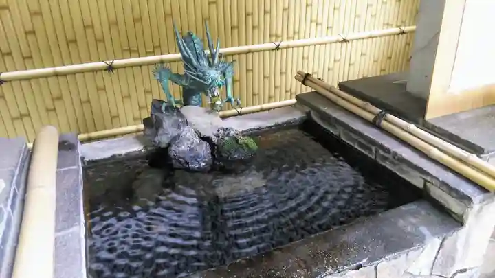 銀杏岡八幡神社の手水舎