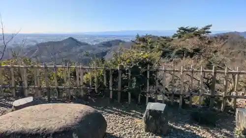 唐澤山神社の{uncategorized: "未分類", other: "その他", undefined: "問題あり", building: "その他建物", grave: "お墓", sacred_gate: "鳥居", guardian: "狛犬", statue: "像", buddha: "仏像", history: "歴史", nature: "自然", garden: "庭園", animal: "動物", pagoda: "塔", temizu: "手水舎", mountain_gate: "山門・神門", sanctuary: "本殿・本堂", subordinate: "末社・摂社", art: "芸術", scenery: "景色", jizo: "地蔵", ema: "絵馬", goshuin: "御朱印", omikuji: "おみくじ", items: "授与品その他", amulet: "お守り", goshuincho: "御朱印帳", eats: "食事", festival: "お祭り", votive_dance: "神楽", shichigosan: "七五三参", wedding: "結婚式", experience: "体験その他", initially: "初詣", around: "周辺", anti_infection: "感染症対策"}