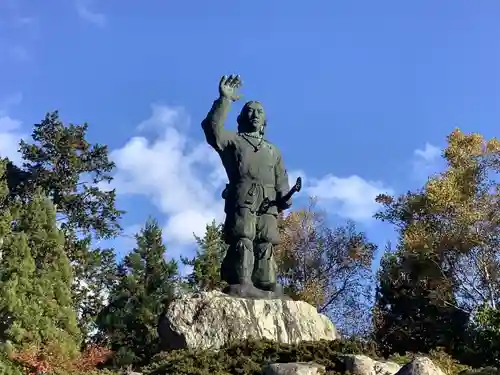 三峯神社の像