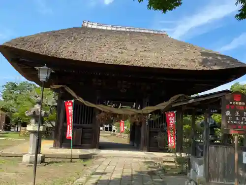 滑河山龍正院の山門