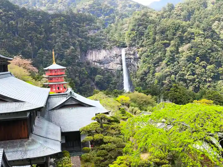 熊野那智大社の{uncategorized: "未分類", other: "その他", undefined: "問題あり", building: "その他建物", grave: "お墓", sacred_gate: "鳥居", guardian: "狛犬", statue: "像", buddha: "仏像", history: "歴史", nature: "自然", garden: "庭園", animal: "動物", pagoda: "塔", temizu: "手水舎", mountain_gate: "山門・神門", sanctuary: "本殿・本堂", subordinate: "末社・摂社", art: "芸術", scenery: "景色", jizo: "地蔵", ema: "絵馬", goshuin: "御朱印", omikuji: "おみくじ", items: "授与品その他", amulet: "お守り", goshuincho: "御朱印帳", eats: "食事", festival: "お祭り", votive_dance: "神楽", shichigosan: "七五三参", wedding: "結婚式", experience: "体験その他", initially: "初詣", around: "周辺", anti_infection: "感染症対策"}