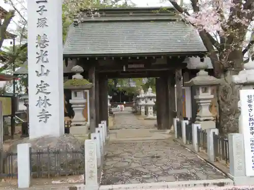 定林寺の山門