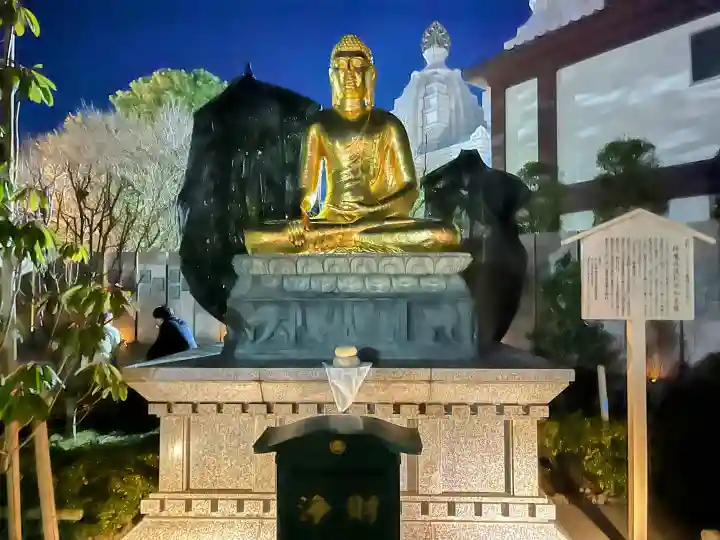 川崎大師(平間寺)の{uncategorized: "未分類", other: "その他", undefined: "問題あり", building: "その他建物", grave: "お墓", sacred_gate: "鳥居", guardian: "狛犬", statue: "像", buddha: "仏像", history: "歴史", nature: "自然", garden: "庭園", animal: "動物", pagoda: "塔", temizu: "手水舎", mountain_gate: "山門・神門", sanctuary: "本殿・本堂", subordinate: "末社・摂社", art: "芸術", scenery: "景色", jizo: "地蔵", ema: "絵馬", goshuin: "御朱印", omikuji: "おみくじ", items: "授与品その他", amulet: "お守り", goshuincho: "御朱印帳", eats: "食事", festival: "お祭り", votive_dance: "神楽", shichigosan: "七五三参", wedding: "結婚式", experience: "体験その他", initially: "初詣", around: "周辺", anti_infection: "感染症対策"}