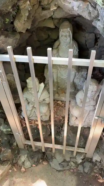 品川神社の{uncategorized: "未分類", other: "その他", undefined: "問題あり", building: "その他建物", grave: "お墓", sacred_gate: "鳥居", guardian: "狛犬", statue: "像", buddha: "仏像", history: "歴史", nature: "自然", garden: "庭園", animal: "動物", pagoda: "塔", temizu: "手水舎", mountain_gate: "山門・神門", sanctuary: "本殿・本堂", subordinate: "末社・摂社", art: "芸術", scenery: "景色", jizo: "地蔵", ema: "絵馬", goshuin: "御朱印", omikuji: "おみくじ", items: "授与品その他", amulet: "お守り", goshuincho: "御朱印帳", eats: "食事", festival: "お祭り", votive_dance: "神楽", shichigosan: "七五三参", wedding: "結婚式", experience: "体験その他", initially: "初詣", around: "周辺", anti_infection: "感染症対策"}