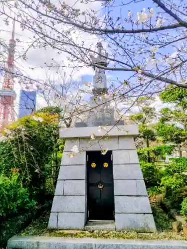 増上寺の{uncategorized: "未分類", other: "その他", undefined: "問題あり", building: "その他建物", grave: "お墓", sacred_gate: "鳥居", guardian: "狛犬", statue: "像", buddha: "仏像", history: "歴史", nature: "自然", garden: "庭園", animal: "動物", pagoda: "塔", temizu: "手水舎", mountain_gate: "山門・神門", sanctuary: "本殿・本堂", subordinate: "末社・摂社", art: "芸術", scenery: "景色", jizo: "地蔵", ema: "絵馬", goshuin: "御朱印", omikuji: "おみくじ", items: "授与品その他", amulet: "お守り", goshuincho: "御朱印帳", eats: "食事", festival: "お祭り", votive_dance: "神楽", shichigosan: "七五三参", wedding: "結婚式", experience: "体験その他", initially: "初詣", around: "周辺", anti_infection: "感染症対策"}