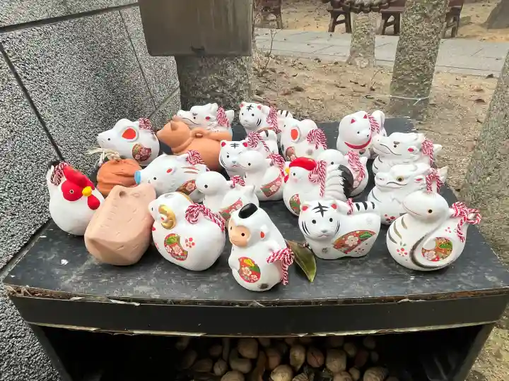 蜂田神社の{uncategorized: "未分類", other: "その他", undefined: "問題あり", building: "その他建物", grave: "お墓", sacred_gate: "鳥居", guardian: "狛犬", statue: "像", buddha: "仏像", history: "歴史", nature: "自然", garden: "庭園", animal: "動物", pagoda: "塔", temizu: "手水舎", mountain_gate: "山門・神門", sanctuary: "本殿・本堂", subordinate: "末社・摂社", art: "芸術", scenery: "景色", jizo: "地蔵", ema: "絵馬", goshuin: "御朱印", omikuji: "おみくじ", items: "授与品その他", amulet: "お守り", goshuincho: "御朱印帳", eats: "食事", festival: "お祭り", votive_dance: "神楽", shichigosan: "七五三参", wedding: "結婚式", experience: "体験その他", initially: "初詣", around: "周辺", anti_infection: "感染症対策"}