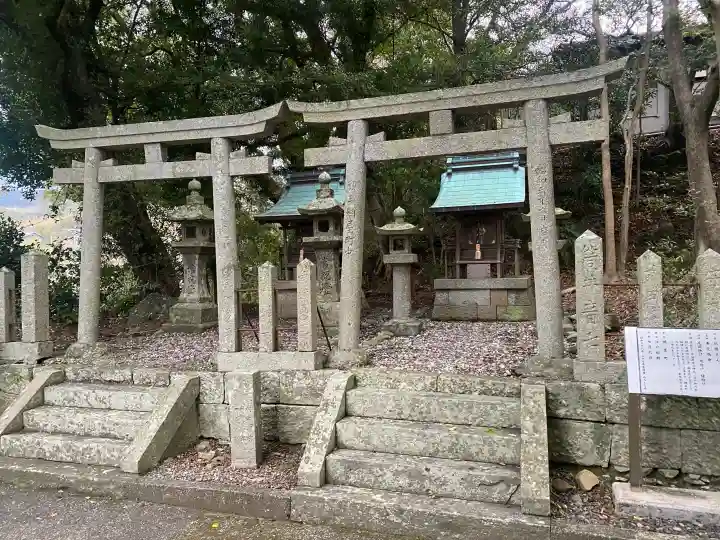 福良八幡神社の{uncategorized: "未分類", other: "その他", undefined: "問題あり", building: "その他建物", grave: "お墓", sacred_gate: "鳥居", guardian: "狛犬", statue: "像", buddha: "仏像", history: "歴史", nature: "自然", garden: "庭園", animal: "動物", pagoda: "塔", temizu: "手水舎", mountain_gate: "山門・神門", sanctuary: "本殿・本堂", subordinate: "末社・摂社", art: "芸術", scenery: "景色", jizo: "地蔵", ema: "絵馬", goshuin: "御朱印", omikuji: "おみくじ", items: "授与品その他", amulet: "お守り", goshuincho: "御朱印帳", eats: "食事", festival: "お祭り", votive_dance: "神楽", shichigosan: "七五三参", wedding: "結婚式", experience: "体験その他", initially: "初詣", around: "周辺", anti_infection: "感染症対策"}