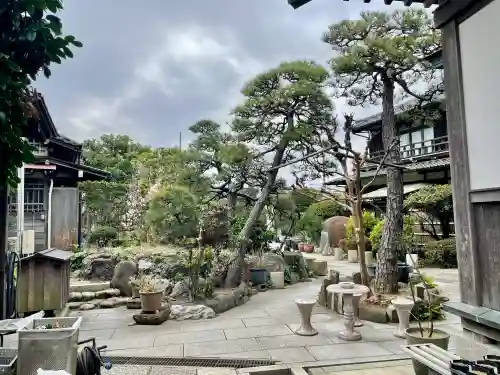 日蓮宗龍口山本龍寺の{uncategorized: "未分類", other: "その他", undefined: "問題あり", building: "その他建物", grave: "お墓", sacred_gate: "鳥居", guardian: "狛犬", statue: "像", buddha: "仏像", history: "歴史", nature: "自然", garden: "庭園", animal: "動物", pagoda: "塔", temizu: "手水舎", mountain_gate: "山門・神門", sanctuary: "本殿・本堂", subordinate: "末社・摂社", art: "芸術", scenery: "景色", jizo: "地蔵", ema: "絵馬", goshuin: "御朱印", omikuji: "おみくじ", items: "授与品その他", amulet: "お守り", goshuincho: "御朱印帳", eats: "食事", festival: "お祭り", votive_dance: "神楽", shichigosan: "七五三参", wedding: "結婚式", experience: "体験その他", initially: "初詣", around: "周辺", anti_infection: "感染症対策"}