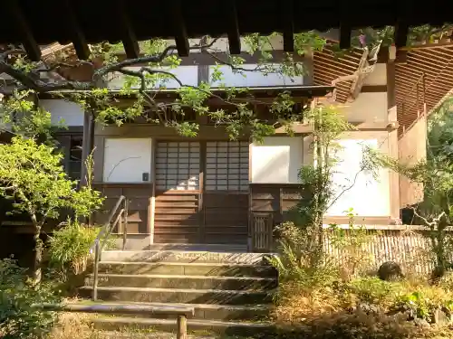 円覚寺の{uncategorized: "未分類", other: "その他", undefined: "問題あり", building: "その他建物", grave: "お墓", sacred_gate: "鳥居", guardian: "狛犬", statue: "像", buddha: "仏像", history: "歴史", nature: "自然", garden: "庭園", animal: "動物", pagoda: "塔", temizu: "手水舎", mountain_gate: "山門・神門", sanctuary: "本殿・本堂", subordinate: "末社・摂社", art: "芸術", scenery: "景色", jizo: "地蔵", ema: "絵馬", goshuin: "御朱印", omikuji: "おみくじ", items: "授与品その他", amulet: "お守り", goshuincho: "御朱印帳", eats: "食事", festival: "お祭り", votive_dance: "神楽", shichigosan: "七五三参", wedding: "結婚式", experience: "体験その他", initially: "初詣", around: "周辺", anti_infection: "感染症対策"}