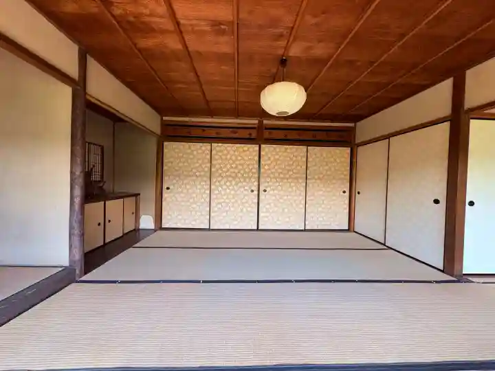 総見院の{uncategorized: "未分類", other: "その他", undefined: "問題あり", building: "その他建物", grave: "お墓", sacred_gate: "鳥居", guardian: "狛犬", statue: "像", buddha: "仏像", history: "歴史", nature: "自然", garden: "庭園", animal: "動物", pagoda: "塔", temizu: "手水舎", mountain_gate: "山門・神門", sanctuary: "本殿・本堂", subordinate: "末社・摂社", art: "芸術", scenery: "景色", jizo: "地蔵", ema: "絵馬", goshuin: "御朱印", omikuji: "おみくじ", items: "授与品その他", amulet: "お守り", goshuincho: "御朱印帳", eats: "食事", festival: "お祭り", votive_dance: "神楽", shichigosan: "七五三参", wedding: "結婚式", experience: "体験その他", initially: "初詣", around: "周辺", anti_infection: "感染症対策"}