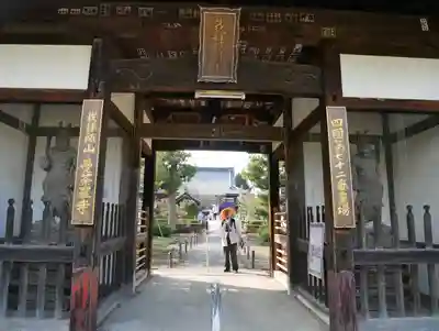 曼荼羅寺の山門・神門