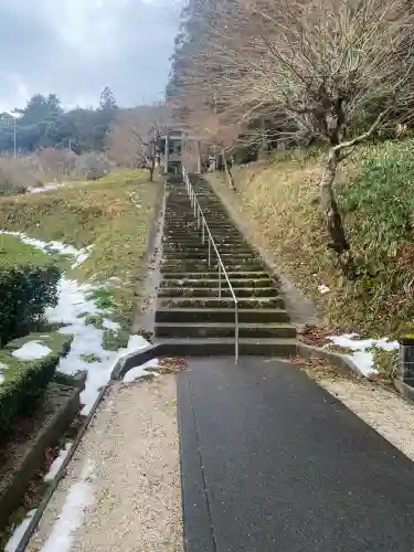 久奈子神社の{uncategorized: "未分類", other: "その他", undefined: "問題あり", building: "その他建物", grave: "お墓", sacred_gate: "鳥居", guardian: "狛犬", statue: "像", buddha: "仏像", history: "歴史", nature: "自然", garden: "庭園", animal: "動物", pagoda: "塔", temizu: "手水舎", mountain_gate: "山門・神門", sanctuary: "本殿・本堂", subordinate: "末社・摂社", art: "芸術", scenery: "景色", jizo: "地蔵", ema: "絵馬", goshuin: "御朱印", omikuji: "おみくじ", items: "授与品その他", amulet: "お守り", goshuincho: "御朱印帳", eats: "食事", festival: "お祭り", votive_dance: "神楽", shichigosan: "七五三参", wedding: "結婚式", experience: "体験その他", initially: "初詣", around: "周辺", anti_infection: "感染症対策"}