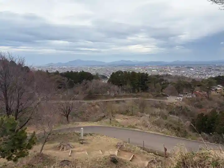 春日山神社の{uncategorized: "未分類", other: "その他", undefined: "問題あり", building: "その他建物", grave: "お墓", sacred_gate: "鳥居", guardian: "狛犬", statue: "像", buddha: "仏像", history: "歴史", nature: "自然", garden: "庭園", animal: "動物", pagoda: "塔", temizu: "手水舎", mountain_gate: "山門・神門", sanctuary: "本殿・本堂", subordinate: "末社・摂社", art: "芸術", scenery: "景色", jizo: "地蔵", ema: "絵馬", goshuin: "御朱印", omikuji: "おみくじ", items: "授与品その他", amulet: "お守り", goshuincho: "御朱印帳", eats: "食事", festival: "お祭り", votive_dance: "神楽", shichigosan: "七五三参", wedding: "結婚式", experience: "体験その他", initially: "初詣", around: "周辺", anti_infection: "感染症対策"}