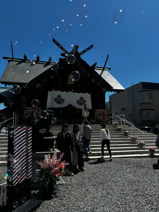 札幌諏訪神社の{uncategorized: "未分類", other: "その他", undefined: "問題あり", building: "その他建物", grave: "お墓", sacred_gate: "鳥居", guardian: "狛犬", statue: "像", buddha: "仏像", history: "歴史", nature: "自然", garden: "庭園", animal: "動物", pagoda: "塔", temizu: "手水舎", mountain_gate: "山門・神門", sanctuary: "本殿・本堂", subordinate: "末社・摂社", art: "芸術", scenery: "景色", jizo: "地蔵", ema: "絵馬", goshuin: "御朱印", omikuji: "おみくじ", items: "授与品その他", amulet: "お守り", goshuincho: "御朱印帳", eats: "食事", festival: "お祭り", votive_dance: "神楽", shichigosan: "七五三参", wedding: "結婚式", experience: "体験その他", initially: "初詣", around: "周辺", anti_infection: "感染症対策"}