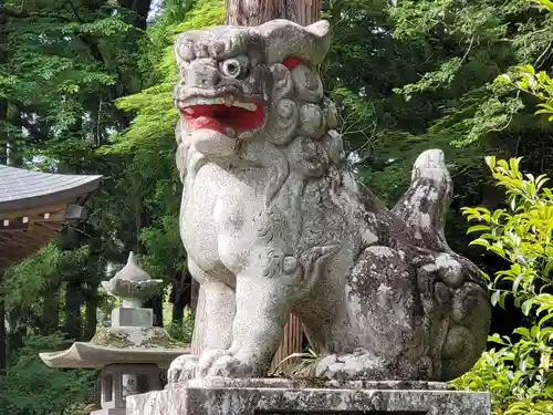 逸見神社の狛犬