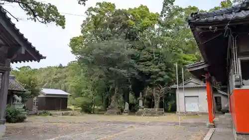 岩崎神社の庭園