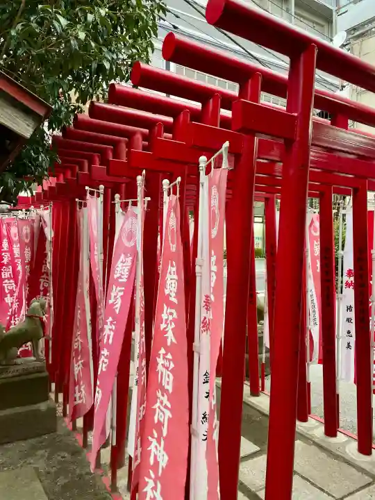 鐘塚稲荷神社の{uncategorized: "未分類", other: "その他", undefined: "問題あり", building: "その他建物", grave: "お墓", sacred_gate: "鳥居", guardian: "狛犬", statue: "像", buddha: "仏像", history: "歴史", nature: "自然", garden: "庭園", animal: "動物", pagoda: "塔", temizu: "手水舎", mountain_gate: "山門・神門", sanctuary: "本殿・本堂", subordinate: "末社・摂社", art: "芸術", scenery: "景色", jizo: "地蔵", ema: "絵馬", goshuin: "御朱印", omikuji: "おみくじ", items: "授与品その他", amulet: "お守り", goshuincho: "御朱印帳", eats: "食事", festival: "お祭り", votive_dance: "神楽", shichigosan: "七五三参", wedding: "結婚式", experience: "体験その他", initially: "初詣", around: "周辺", anti_infection: "感染症対策"}