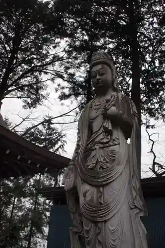 雲峰寺の像