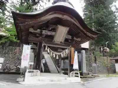 出羽月山湯殿山摂社岩根沢三神社（三山神社）の山門・神門