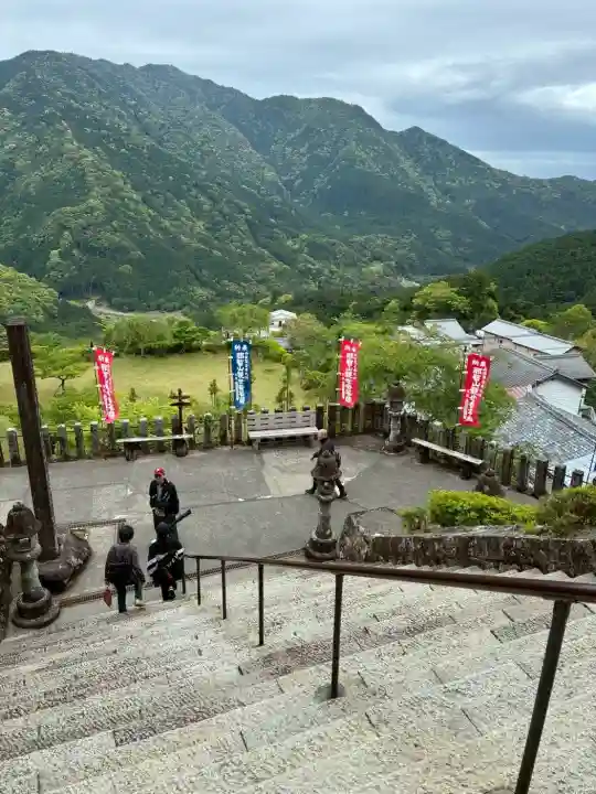 青岸渡寺の{uncategorized: "未分類", other: "その他", undefined: "問題あり", building: "その他建物", grave: "お墓", sacred_gate: "鳥居", guardian: "狛犬", statue: "像", buddha: "仏像", history: "歴史", nature: "自然", garden: "庭園", animal: "動物", pagoda: "塔", temizu: "手水舎", mountain_gate: "山門・神門", sanctuary: "本殿・本堂", subordinate: "末社・摂社", art: "芸術", scenery: "景色", jizo: "地蔵", ema: "絵馬", goshuin: "御朱印", omikuji: "おみくじ", items: "授与品その他", amulet: "お守り", goshuincho: "御朱印帳", eats: "食事", festival: "お祭り", votive_dance: "神楽", shichigosan: "七五三参", wedding: "結婚式", experience: "体験その他", initially: "初詣", around: "周辺", anti_infection: "感染症対策"}