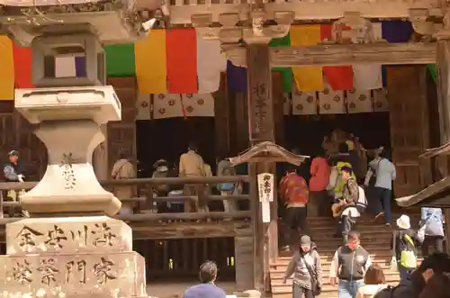 宝珠山 立石寺の本殿