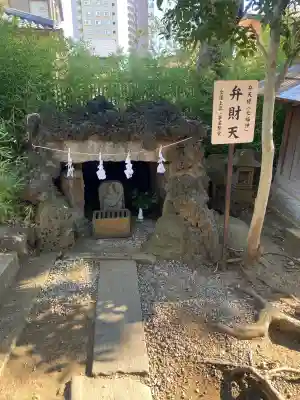 鳩ヶ谷氷川神社の{uncategorized: "未分類", other: "その他", undefined: "問題あり", building: "その他建物", grave: "お墓", sacred_gate: "鳥居", guardian: "狛犬", statue: "像", buddha: "仏像", history: "歴史", nature: "自然", garden: "庭園", animal: "動物", pagoda: "塔", temizu: "手水舎", mountain_gate: "山門・神門", sanctuary: "本殿・本堂", subordinate: "末社・摂社", art: "芸術", scenery: "景色", jizo: "地蔵", ema: "絵馬", goshuin: "御朱印", omikuji: "おみくじ", items: "授与品その他", amulet: "お守り", goshuincho: "御朱印帳", eats: "食事", festival: "お祭り", votive_dance: "神楽", shichigosan: "七五三参", wedding: "結婚式", experience: "体験その他", initially: "初詣", around: "周辺", anti_infection: "感染症対策"}