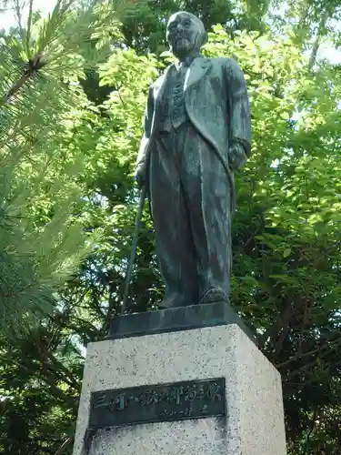 毘森神社の像