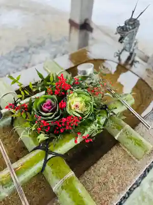 守りの神　藤基神社の手水舎