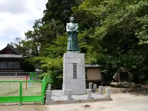 日高神社の像