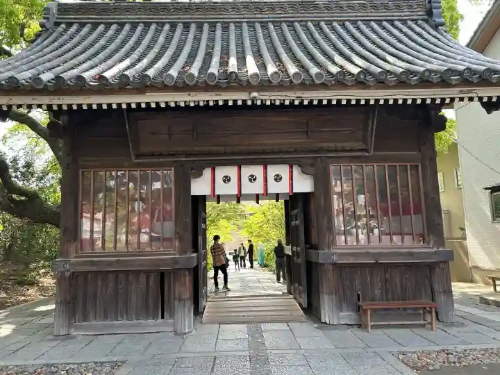 鳥飼八幡宮の{uncategorized: "未分類", other: "その他", undefined: "問題あり", building: "その他建物", grave: "お墓", sacred_gate: "鳥居", guardian: "狛犬", statue: "像", buddha: "仏像", history: "歴史", nature: "自然", garden: "庭園", animal: "動物", pagoda: "塔", temizu: "手水舎", mountain_gate: "山門・神門", sanctuary: "本殿・本堂", subordinate: "末社・摂社", art: "芸術", scenery: "景色", jizo: "地蔵", ema: "絵馬", goshuin: "御朱印", omikuji: "おみくじ", items: "授与品その他", amulet: "お守り", goshuincho: "御朱印帳", eats: "食事", festival: "お祭り", votive_dance: "神楽", shichigosan: "七五三参", wedding: "結婚式", experience: "体験その他", initially: "初詣", around: "周辺", anti_infection: "感染症対策"}