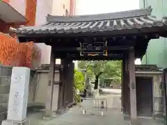 密嚴院の山門