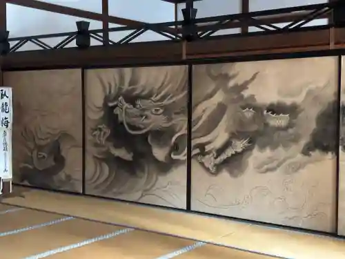 龍安寺の{uncategorized: "未分類", other: "その他", undefined: "問題あり", building: "その他建物", grave: "お墓", sacred_gate: "鳥居", guardian: "狛犬", statue: "像", buddha: "仏像", history: "歴史", nature: "自然", garden: "庭園", animal: "動物", pagoda: "塔", temizu: "手水舎", mountain_gate: "山門・神門", sanctuary: "本殿・本堂", subordinate: "末社・摂社", art: "芸術", scenery: "景色", jizo: "地蔵", ema: "絵馬", goshuin: "御朱印", omikuji: "おみくじ", items: "授与品その他", amulet: "お守り", goshuincho: "御朱印帳", eats: "食事", festival: "お祭り", votive_dance: "神楽", shichigosan: "七五三参", wedding: "結婚式", experience: "体験その他", initially: "初詣", around: "周辺", anti_infection: "感染症対策"}