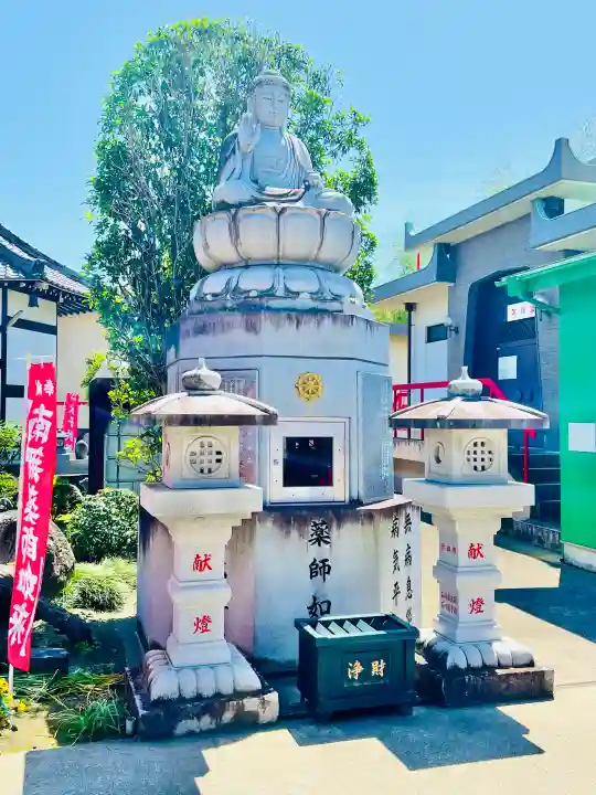 前橋厄除大師 蓮花院の{uncategorized: "未分類", other: "その他", undefined: "問題あり", building: "その他建物", grave: "お墓", sacred_gate: "鳥居", guardian: "狛犬", statue: "像", buddha: "仏像", history: "歴史", nature: "自然", garden: "庭園", animal: "動物", pagoda: "塔", temizu: "手水舎", mountain_gate: "山門・神門", sanctuary: "本殿・本堂", subordinate: "末社・摂社", art: "芸術", scenery: "景色", jizo: "地蔵", ema: "絵馬", goshuin: "御朱印", omikuji: "おみくじ", items: "授与品その他", amulet: "お守り", goshuincho: "御朱印帳", eats: "食事", festival: "お祭り", votive_dance: "神楽", shichigosan: "七五三参", wedding: "結婚式", experience: "体験その他", initially: "初詣", around: "周辺", anti_infection: "感染症対策"}