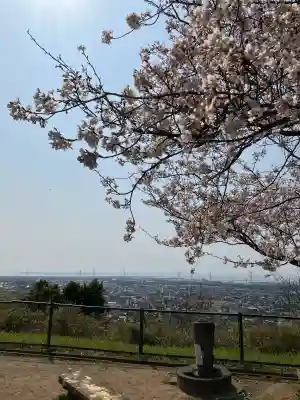 人見神社の{uncategorized: "未分類", other: "その他", undefined: "問題あり", building: "その他建物", grave: "お墓", sacred_gate: "鳥居", guardian: "狛犬", statue: "像", buddha: "仏像", history: "歴史", nature: "自然", garden: "庭園", animal: "動物", pagoda: "塔", temizu: "手水舎", mountain_gate: "山門・神門", sanctuary: "本殿・本堂", subordinate: "末社・摂社", art: "芸術", scenery: "景色", jizo: "地蔵", ema: "絵馬", goshuin: "御朱印", omikuji: "おみくじ", items: "授与品その他", amulet: "お守り", goshuincho: "御朱印帳", eats: "食事", festival: "お祭り", votive_dance: "神楽", shichigosan: "七五三参", wedding: "結婚式", experience: "体験その他", initially: "初詣", around: "周辺", anti_infection: "感染症対策"}