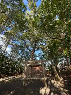 河原神社(豊受大神宮摂社)・毛理神社(豊受大神宮末社)の{uncategorized: "未分類", other: "その他", undefined: "問題あり", building: "その他建物", grave: "お墓", sacred_gate: "鳥居", guardian: "狛犬", statue: "像", buddha: "仏像", history: "歴史", nature: "自然", garden: "庭園", animal: "動物", pagoda: "塔", temizu: "手水舎", mountain_gate: "山門・神門", sanctuary: "本殿・本堂", subordinate: "末社・摂社", art: "芸術", scenery: "景色", jizo: "地蔵", ema: "絵馬", goshuin: "御朱印", omikuji: "おみくじ", items: "授与品その他", amulet: "お守り", goshuincho: "御朱印帳", eats: "食事", festival: "お祭り", votive_dance: "神楽", shichigosan: "七五三参", wedding: "結婚式", experience: "体験その他", initially: "初詣", around: "周辺", anti_infection: "感染症対策"}