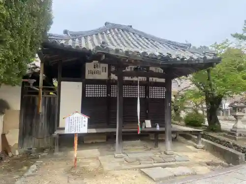 粉河寺の{uncategorized: "未分類", other: "その他", undefined: "問題あり", building: "その他建物", grave: "お墓", sacred_gate: "鳥居", guardian: "狛犬", statue: "像", buddha: "仏像", history: "歴史", nature: "自然", garden: "庭園", animal: "動物", pagoda: "塔", temizu: "手水舎", mountain_gate: "山門・神門", sanctuary: "本殿・本堂", subordinate: "末社・摂社", art: "芸術", scenery: "景色", jizo: "地蔵", ema: "絵馬", goshuin: "御朱印", omikuji: "おみくじ", items: "授与品その他", amulet: "お守り", goshuincho: "御朱印帳", eats: "食事", festival: "お祭り", votive_dance: "神楽", shichigosan: "七五三参", wedding: "結婚式", experience: "体験その他", initially: "初詣", around: "周辺", anti_infection: "感染症対策"}