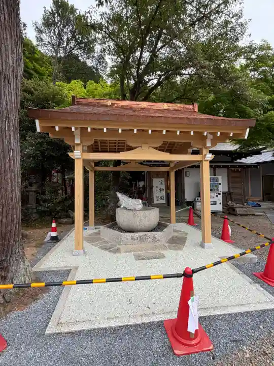 粟田神社の{uncategorized: "未分類", other: "その他", undefined: "問題あり", building: "その他建物", grave: "お墓", sacred_gate: "鳥居", guardian: "狛犬", statue: "像", buddha: "仏像", history: "歴史", nature: "自然", garden: "庭園", animal: "動物", pagoda: "塔", temizu: "手水舎", mountain_gate: "山門・神門", sanctuary: "本殿・本堂", subordinate: "末社・摂社", art: "芸術", scenery: "景色", jizo: "地蔵", ema: "絵馬", goshuin: "御朱印", omikuji: "おみくじ", items: "授与品その他", amulet: "お守り", goshuincho: "御朱印帳", eats: "食事", festival: "お祭り", votive_dance: "神楽", shichigosan: "七五三参", wedding: "結婚式", experience: "体験その他", initially: "初詣", around: "周辺", anti_infection: "感染症対策"}