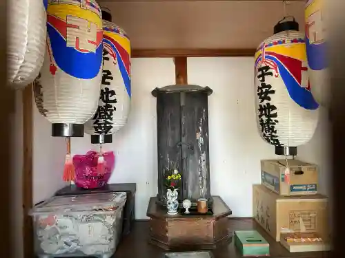 子安地蔵尊の{uncategorized: "未分類", other: "その他", undefined: "問題あり", building: "その他建物", grave: "お墓", sacred_gate: "鳥居", guardian: "狛犬", statue: "像", buddha: "仏像", history: "歴史", nature: "自然", garden: "庭園", animal: "動物", pagoda: "塔", temizu: "手水舎", mountain_gate: "山門・神門", sanctuary: "本殿・本堂", subordinate: "末社・摂社", art: "芸術", scenery: "景色", jizo: "地蔵", ema: "絵馬", goshuin: "御朱印", omikuji: "おみくじ", items: "授与品その他", amulet: "お守り", goshuincho: "御朱印帳", eats: "食事", festival: "お祭り", votive_dance: "神楽", shichigosan: "七五三参", wedding: "結婚式", experience: "体験その他", initially: "初詣", around: "周辺", anti_infection: "感染症対策"}