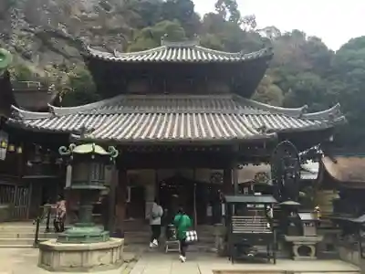 宝山寺の本殿・本堂