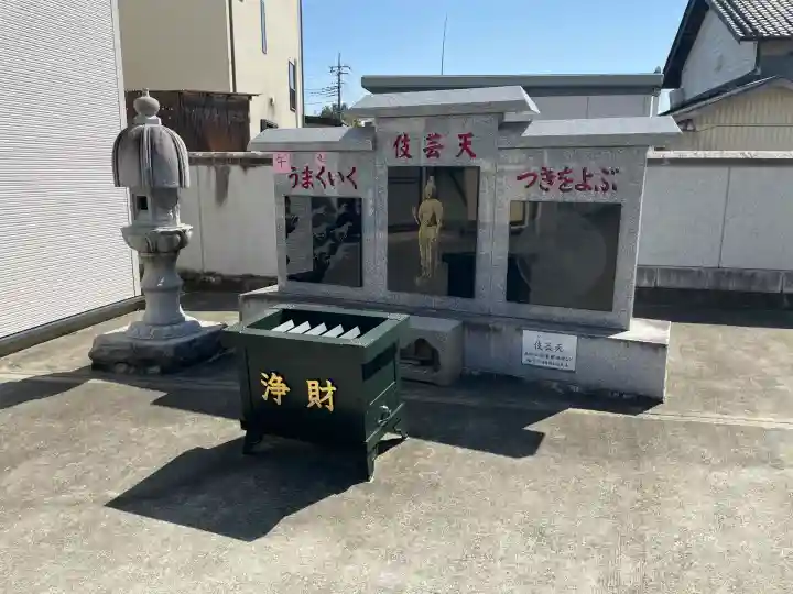 前橋厄除大師 蓮花院の{uncategorized: "未分類", other: "その他", undefined: "問題あり", building: "その他建物", grave: "お墓", sacred_gate: "鳥居", guardian: "狛犬", statue: "像", buddha: "仏像", history: "歴史", nature: "自然", garden: "庭園", animal: "動物", pagoda: "塔", temizu: "手水舎", mountain_gate: "山門・神門", sanctuary: "本殿・本堂", subordinate: "末社・摂社", art: "芸術", scenery: "景色", jizo: "地蔵", ema: "絵馬", goshuin: "御朱印", omikuji: "おみくじ", items: "授与品その他", amulet: "お守り", goshuincho: "御朱印帳", eats: "食事", festival: "お祭り", votive_dance: "神楽", shichigosan: "七五三参", wedding: "結婚式", experience: "体験その他", initially: "初詣", around: "周辺", anti_infection: "感染症対策"}