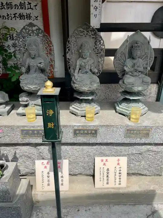 圓照寺の{uncategorized: "未分類", other: "その他", undefined: "問題あり", building: "その他建物", grave: "お墓", sacred_gate: "鳥居", guardian: "狛犬", statue: "像", buddha: "仏像", history: "歴史", nature: "自然", garden: "庭園", animal: "動物", pagoda: "塔", temizu: "手水舎", mountain_gate: "山門・神門", sanctuary: "本殿・本堂", subordinate: "末社・摂社", art: "芸術", scenery: "景色", jizo: "地蔵", ema: "絵馬", goshuin: "御朱印", omikuji: "おみくじ", items: "授与品その他", amulet: "お守り", goshuincho: "御朱印帳", eats: "食事", festival: "お祭り", votive_dance: "神楽", shichigosan: "七五三参", wedding: "結婚式", experience: "体験その他", initially: "初詣", around: "周辺", anti_infection: "感染症対策"}