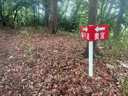 賀茂別雷神社奥宮の{uncategorized: "未分類", other: "その他", undefined: "問題あり", building: "その他建物", grave: "お墓", sacred_gate: "鳥居", guardian: "狛犬", statue: "像", buddha: "仏像", history: "歴史", nature: "自然", garden: "庭園", animal: "動物", pagoda: "塔", temizu: "手水舎", mountain_gate: "山門・神門", sanctuary: "本殿・本堂", subordinate: "末社・摂社", art: "芸術", scenery: "景色", jizo: "地蔵", ema: "絵馬", goshuin: "御朱印", omikuji: "おみくじ", items: "授与品その他", amulet: "お守り", goshuincho: "御朱印帳", eats: "食事", festival: "お祭り", votive_dance: "神楽", shichigosan: "七五三参", wedding: "結婚式", experience: "体験その他", initially: "初詣", around: "周辺", anti_infection: "感染症対策"}
