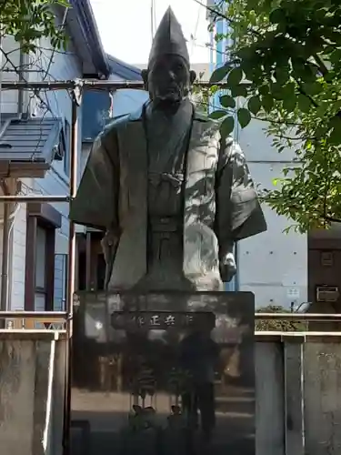 須賀神社の像