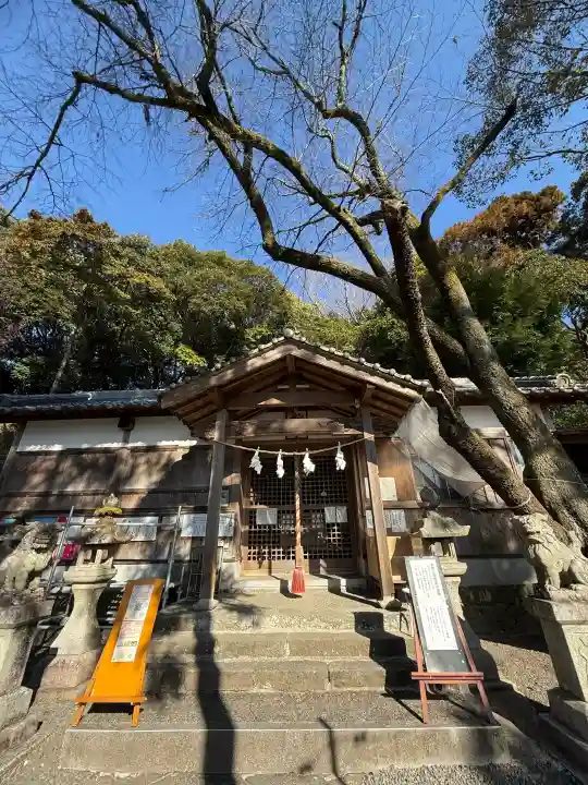 上岩出神社の{uncategorized: "未分類", other: "その他", undefined: "問題あり", building: "その他建物", grave: "お墓", sacred_gate: "鳥居", guardian: "狛犬", statue: "像", buddha: "仏像", history: "歴史", nature: "自然", garden: "庭園", animal: "動物", pagoda: "塔", temizu: "手水舎", mountain_gate: "山門・神門", sanctuary: "本殿・本堂", subordinate: "末社・摂社", art: "芸術", scenery: "景色", jizo: "地蔵", ema: "絵馬", goshuin: "御朱印", omikuji: "おみくじ", items: "授与品その他", amulet: "お守り", goshuincho: "御朱印帳", eats: "食事", festival: "お祭り", votive_dance: "神楽", shichigosan: "七五三参", wedding: "結婚式", experience: "体験その他", initially: "初詣", around: "周辺", anti_infection: "感染症対策"}