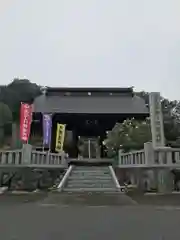 埼玉厄除け開運大師・龍泉寺（切り絵御朱印発祥の寺）の山門