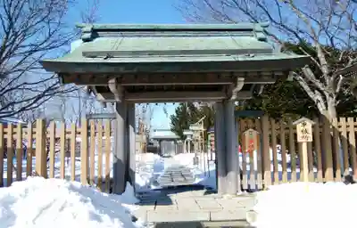 根室金刀比羅神社の山門・神門