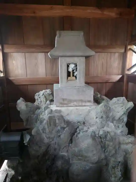 水神堂の{uncategorized: "未分類", other: "その他", undefined: "問題あり", building: "その他建物", grave: "お墓", sacred_gate: "鳥居", guardian: "狛犬", statue: "像", buddha: "仏像", history: "歴史", nature: "自然", garden: "庭園", animal: "動物", pagoda: "塔", temizu: "手水舎", mountain_gate: "山門・神門", sanctuary: "本殿・本堂", subordinate: "末社・摂社", art: "芸術", scenery: "景色", jizo: "地蔵", ema: "絵馬", goshuin: "御朱印", omikuji: "おみくじ", items: "授与品その他", amulet: "お守り", goshuincho: "御朱印帳", eats: "食事", festival: "お祭り", votive_dance: "神楽", shichigosan: "七五三参", wedding: "結婚式", experience: "体験その他", initially: "初詣", around: "周辺", anti_infection: "感染症対策"}