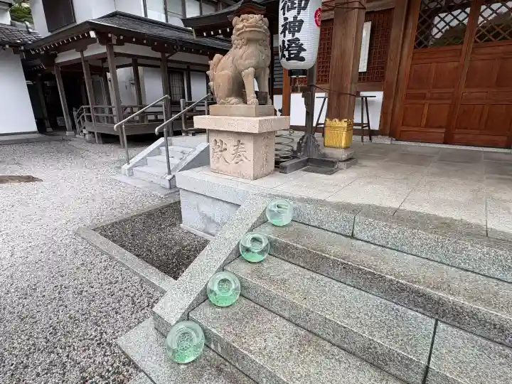 伊和志津神社の{uncategorized: "未分類", other: "その他", undefined: "問題あり", building: "その他建物", grave: "お墓", sacred_gate: "鳥居", guardian: "狛犬", statue: "像", buddha: "仏像", history: "歴史", nature: "自然", garden: "庭園", animal: "動物", pagoda: "塔", temizu: "手水舎", mountain_gate: "山門・神門", sanctuary: "本殿・本堂", subordinate: "末社・摂社", art: "芸術", scenery: "景色", jizo: "地蔵", ema: "絵馬", goshuin: "御朱印", omikuji: "おみくじ", items: "授与品その他", amulet: "お守り", goshuincho: "御朱印帳", eats: "食事", festival: "お祭り", votive_dance: "神楽", shichigosan: "七五三参", wedding: "結婚式", experience: "体験その他", initially: "初詣", around: "周辺", anti_infection: "感染症対策"}